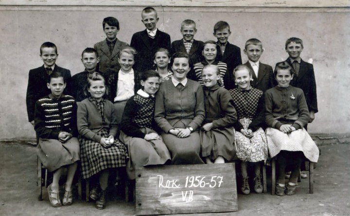 Učiteľka Júlia Zelinová so žiakmi